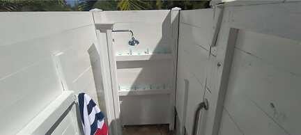 Dreamin Villa - 3 B R Beachfront w Staff