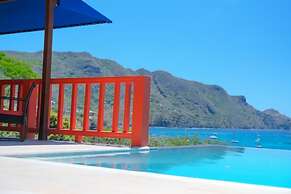 Flamingo Bequia - 4 B R Villa Including Cottage