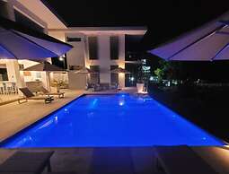 Santosha Whitehouse JM - 10 Bedroom Villa w Private Beach