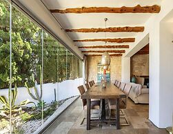 Magnificent Villa With sea Views