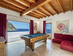 Magnificent Villa With sea Views