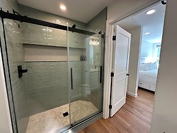 Beautiful Renovated 1br Lakeside Condo 1 Bedroom Condo