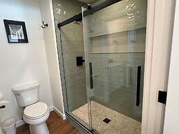 Beautiful Renovated 1br Lakeside Condo 1 Bedroom Condo