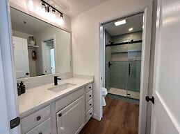 Beautiful Renovated 1br Lakeside Condo 1 Bedroom Condo