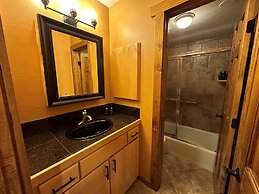 Lakeside, Spacious, Modern 2br - Sleeps Up To 8 2 Bedroom Condo