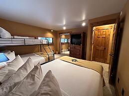 Lakeside, Spacious, Modern 2br - Sleeps Up To 8 2 Bedroom Condo