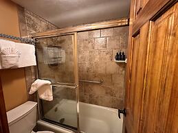 Lakeside, Spacious, Modern 2br - Sleeps Up To 8 2 Bedroom Condo