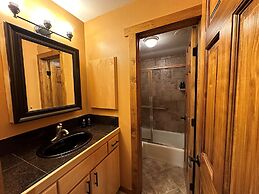 Lakeside, Spacious, Modern 2br - Sleeps Up To 8 2 Bedroom Condo