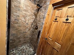 Lakeside, Spacious, Modern 2br - Sleeps Up To 8 2 Bedroom Condo