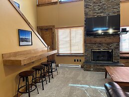 Lakeside, Spacious, Modern 2br - Sleeps Up To 8 2 Bedroom Condo