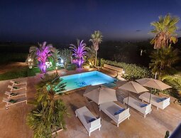 Modern Villa With Pool Near Town