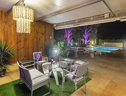 Modern Villa With Pool Near Town