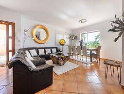 Modern Villa With Pool Near Town