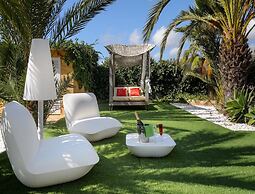 Modern Villa With Pool Near Town