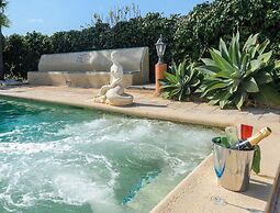 Modern Villa With Pool Near Town