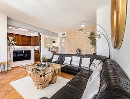 Modern Villa With Pool Near Town