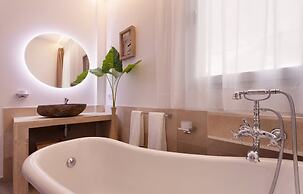 Villa With Salt Water Pool