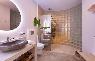 Villa With Salt Water Pool
