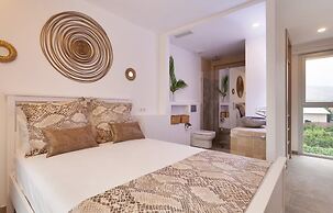 Villa With Salt Water Pool