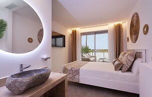 Villa With Salt Water Pool