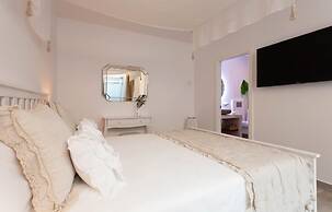 Villa With Salt Water Pool