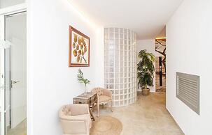 Villa With Salt Water Pool