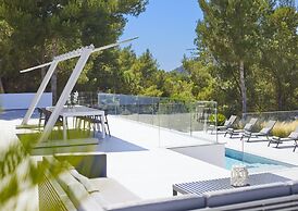 Sleek Villa With Nice Terrace