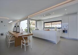 Sleek Villa With Nice Terrace