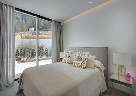 Sleek Villa With Nice Terrace