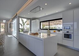 Sleek Villa With Nice Terrace