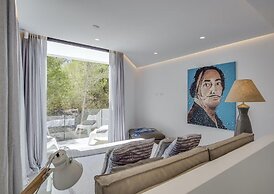 Sleek Villa With Nice Terrace