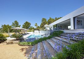 Sleek Villa With Nice Terrace