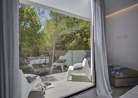 Sleek Villa With Nice Terrace