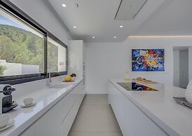 Sleek Villa With Nice Terrace