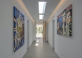 Sleek Villa With Nice Terrace