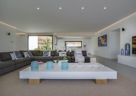 Sleek Villa With Nice Terrace