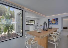 Sleek Villa With Nice Terrace