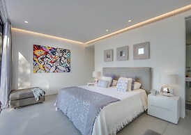 Sleek Villa With Nice Terrace