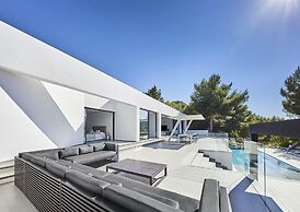 Sleek Villa With Nice Terrace