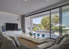 Sleek Villa With Nice Terrace