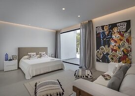 Sleek Villa With Nice Terrace