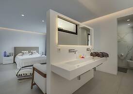 Sleek Villa With Nice Terrace