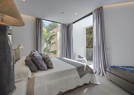 Sleek Villa With Nice Terrace