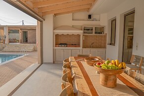 Avelia Luxury Villa With Private Pool