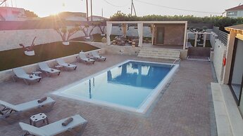 Avelia Luxury Villa With Private Pool