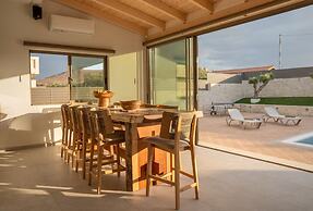 Avelia Luxury Villa With Private Pool