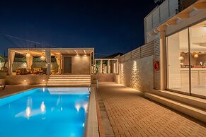 Avelia Luxury Villa With Private Pool