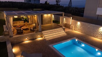 Avelia Luxury Villa With Private Pool