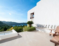 Amazing Villa With Swimming Pool