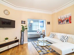 Creative & Cheerful Apartment by Avo in Sheffield